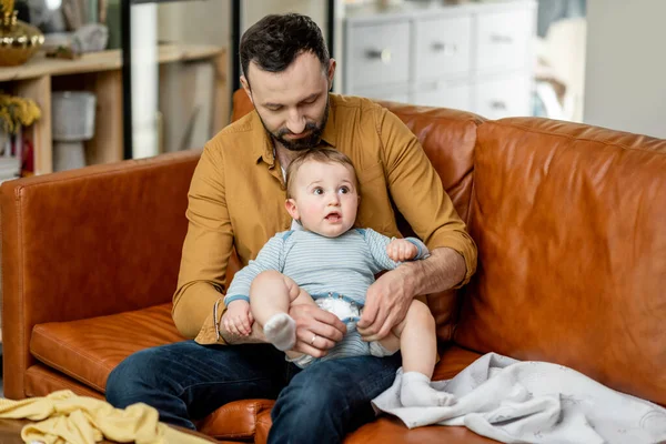 Otec měnící plenky na svého malého syna sám doma — Stock fotografie