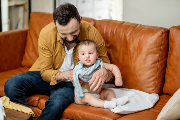 Père changer de vêtements à son fils bébé seul à la maison — Photo
