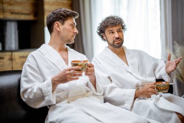 Spa 'da bornozlu iki erkek.