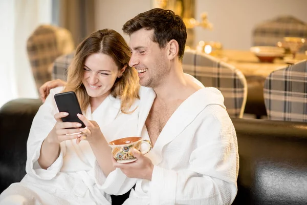 Mulher e homem de roupão de banho no spa — Fotografia de Stock