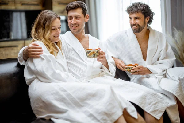 Frau und Mann im Bademantel im Wellnessbereich — Stockfoto