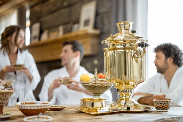 Ett porträtt av badvakten med ekvinkar till badkaret — Stockfoto