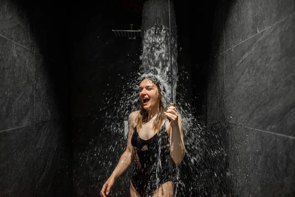 Endurecimiento de la mujer con cubo de agua helada después de sauna caliente —  Fotos de Stock