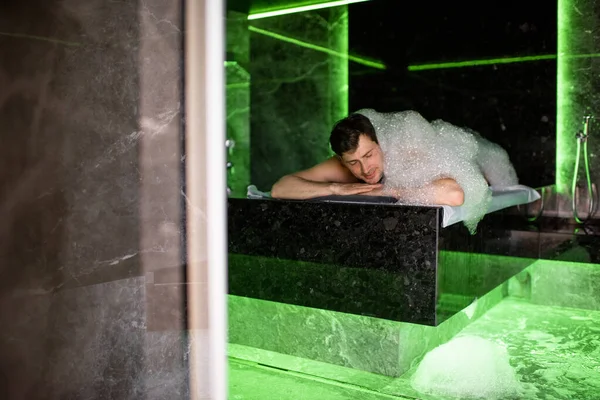 Homem no procedimento da massagem de espuma no hammam — Fotografia de Stock