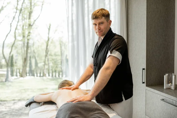 Male masseur doing massage to female client. — Stock Photo, Image