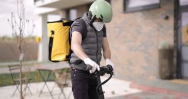 Kurye eve yemek getiriyor.