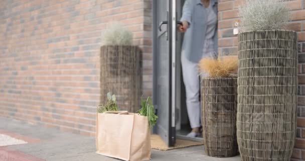 Family receiving order on the doorstep of the house — Vídeos de Stock