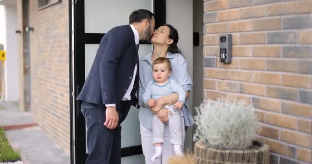 Empresário saindo no trabalho dizendo adeus a sua família na porta — Vídeo de Stock