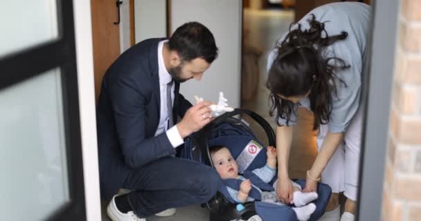 Young family with a child getting ready to going out by car — Stockvideo