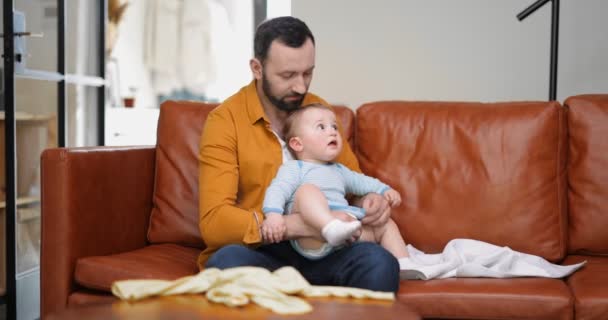 Padre cambiando i vestiti al suo bambino figlio da solo a casa — Video Stock