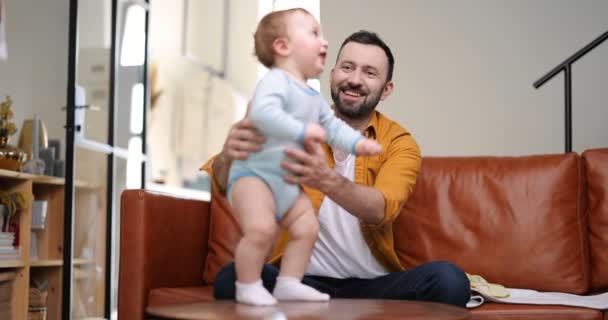 Μεσήλικας πατέρας κουβαλάει και παίζει με νεογέννητο μωρό — Αρχείο Βίντεο