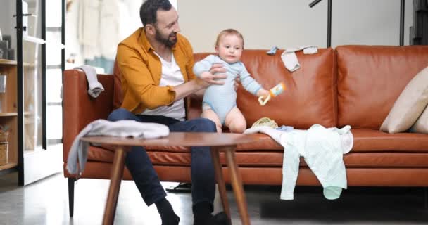 Medelålders pappa bär och leker med nyfödda barn — Stockvideo