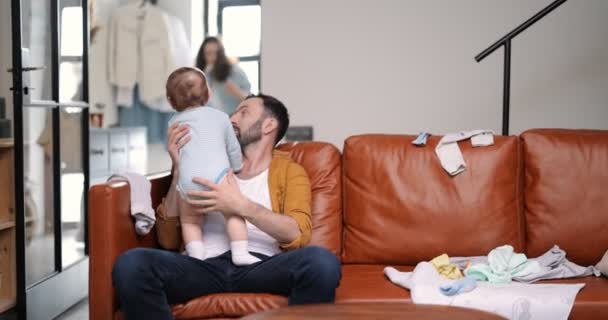 Γονείς με ένα μωρό στο σπίτι — Αρχείο Βίντεο