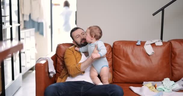 Γονείς με ένα μωρό στο σπίτι — Αρχείο Βίντεο