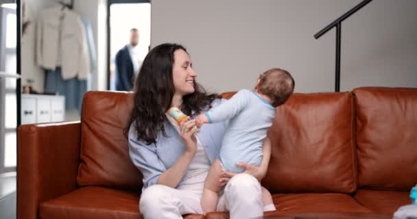 Jeune maman avec un bébé pendant que le père va travailler — Video