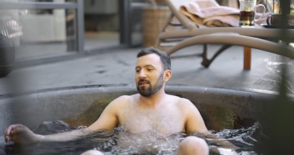Hombre relajante en el spa al aire libre — Vídeos de Stock