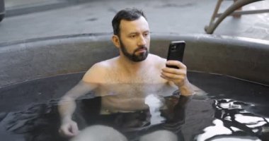 Kaplıcada rahatlayan bir adam