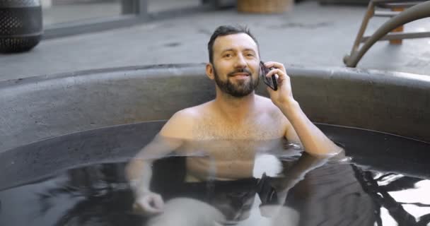 Homme relaxant au spa en plein air — Video