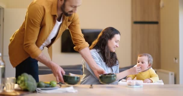 Mladá rodina s chlapcem během oběda doma — Stock video