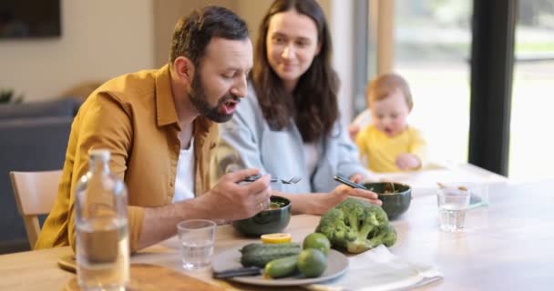 Mladá rodina s jednoletým chlapcem během oběda doma — Stock video