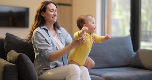 Familia feliz con un niño pequeño en casa — Vídeo de stock