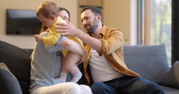 Família feliz com um menino em casa — Vídeo de Stock