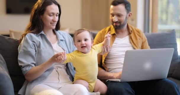 Mężczyzna pracuje w domu z żoną i małym synkiem — Wideo stockowe