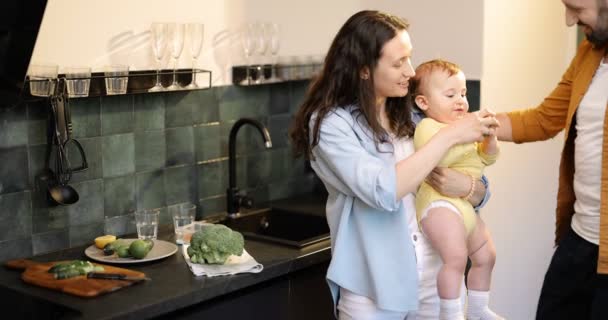 Famiglia felice con un bambino in cucina a casa — Video Stock