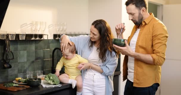 Rodzina z dzieckiem w kuchni — Wideo stockowe