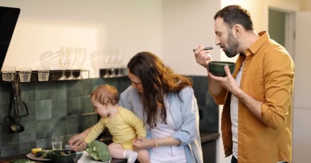 Família com um bebê na cozinha — Vídeo de Stock