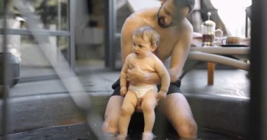 Baba, küçük oğluyla kaplıcada banyo yapıyor.