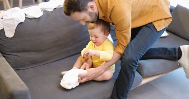 Vater trägt seinen kleinen Sohn zu Hause — Stockvideo