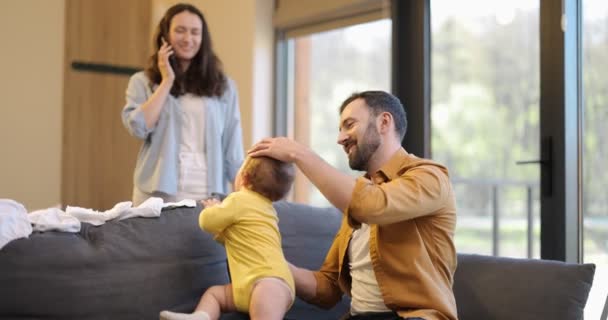 Junge Familie mit einjährigem Jungen zu Hause — Stockvideo