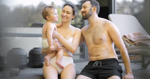 Familie in spa met een jonge baby — Stockvideo