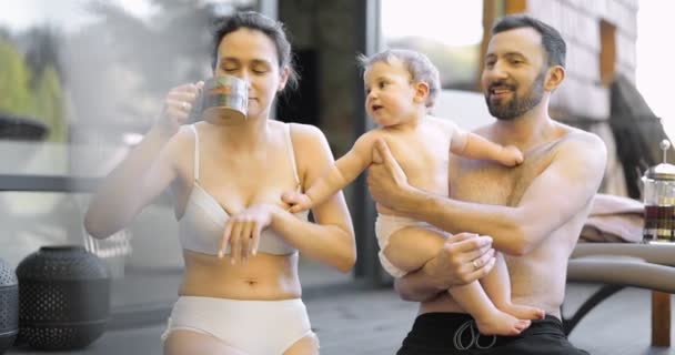 Famille au spa avec un jeune bébé — Video