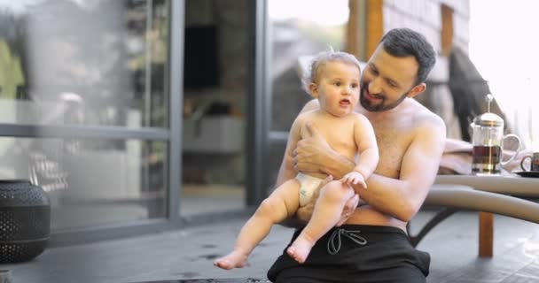 Père se baignant avec son petit fils au spa en plein air — Video