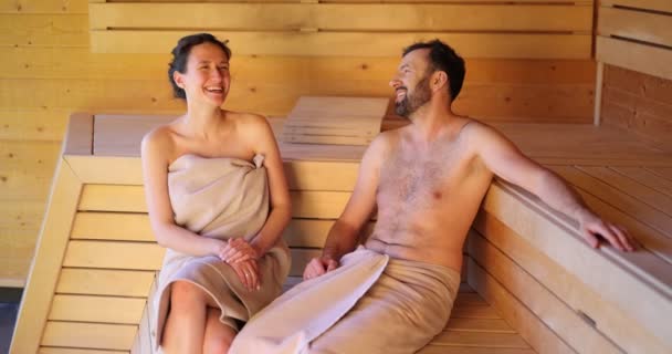 Pareja descansando en una sauna — Vídeo de stock