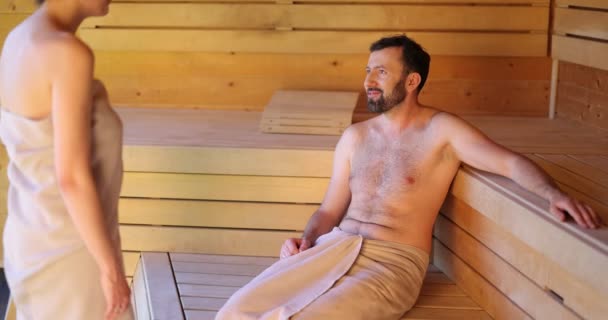 Pareja descansando en una sauna — Vídeo de stock