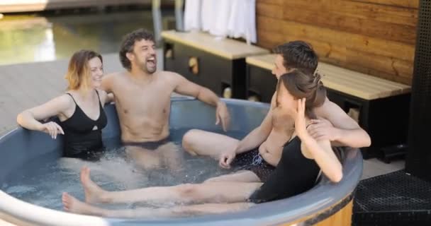 Amigos se divertindo tomando banho no spa ao ar livre — Vídeo de Stock