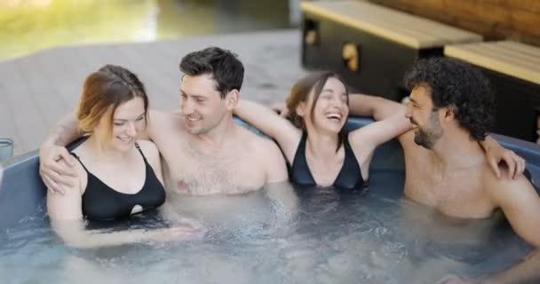 朋友们在户外温泉浴场玩得很开心 — 图库视频影像