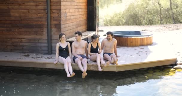 Φίλοι στη βεράντα κοντά στην εξωτερική πισίνα στο spa — Αρχείο Βίντεο
