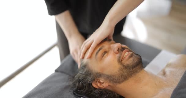 Masajista haciendo masaje facial a un cliente masculino — Vídeos de Stock