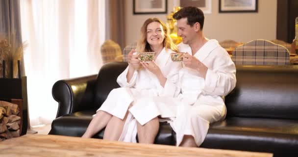 Couple relaxant au spa house — Video