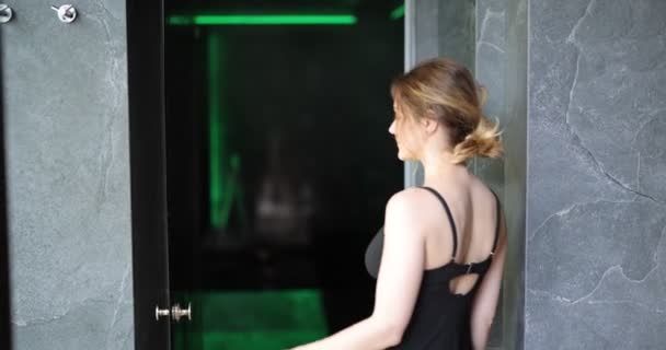 Mujer caminando en sauna romana en complejo de spa — Vídeo de stock