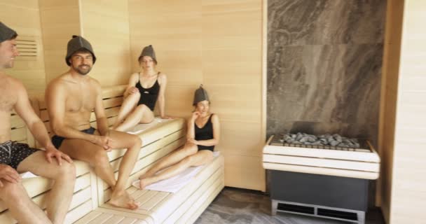 Freunde entspannen in der Sauna — Stockvideo
