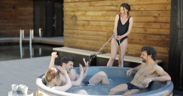 Arkadaşlar kaplıcada banyo yaparken eğleniyor. — Stok video