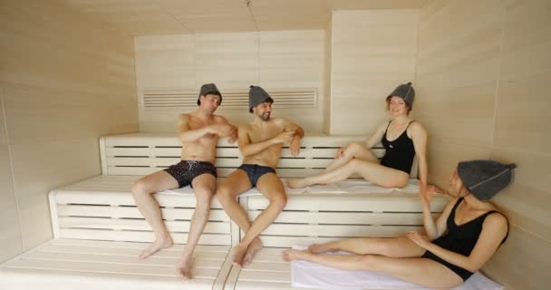 Vrienden ontspannen in de sauna — Stockvideo