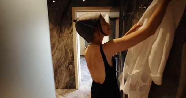 Mujer llega a una sauna con amigos — Vídeo de stock