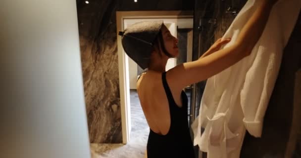 Femme vient à un sauna avec des amis — Video