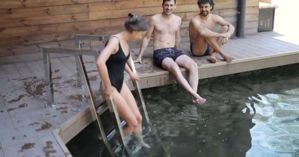Amigos en la piscina en el balneario — Vídeos de Stock